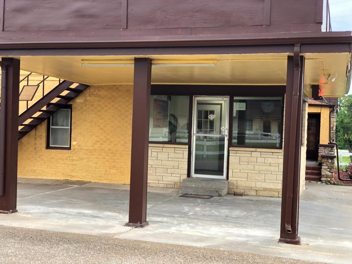 Budget Host Inn - Emporia Exteriör bild